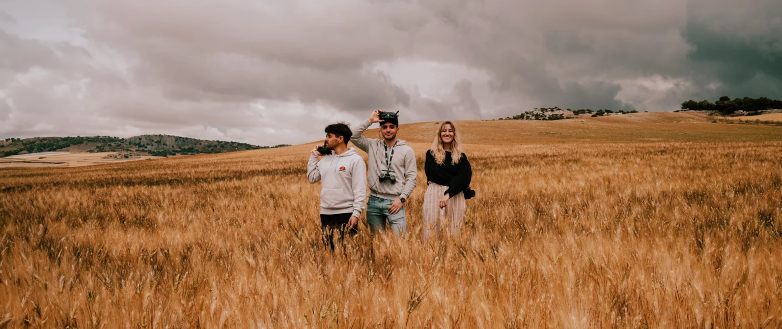 Stefano, Ieser e Letizia in un campo di grano